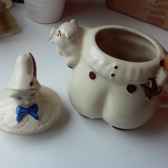 Vintage Ceramic Teapot Man Holding Pig And Corn 8" Tall x 7" Across 5" Deep - Picture 3 of 4